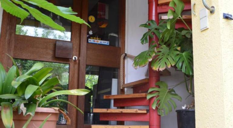 Rental apartment with patio — photo 4