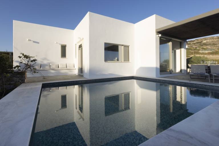 Villa with barbeque, yard & patio | Beach view — photo 2