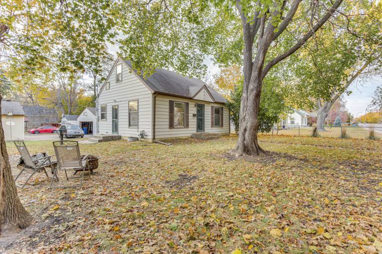 7 Mi to Downtown Minneapolis Home w Fire Pit