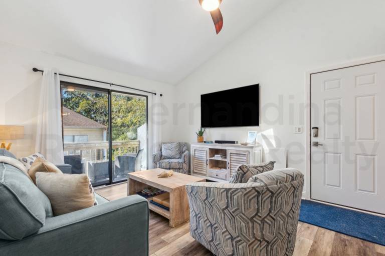 Condo with pool — photo 3