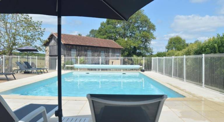Vacation home with pool — photo 2
