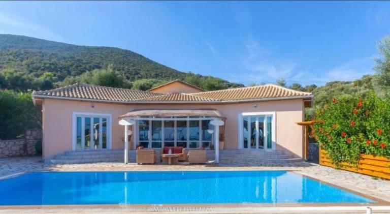 Ample villa with pool | Dogs allowed in Lefkada