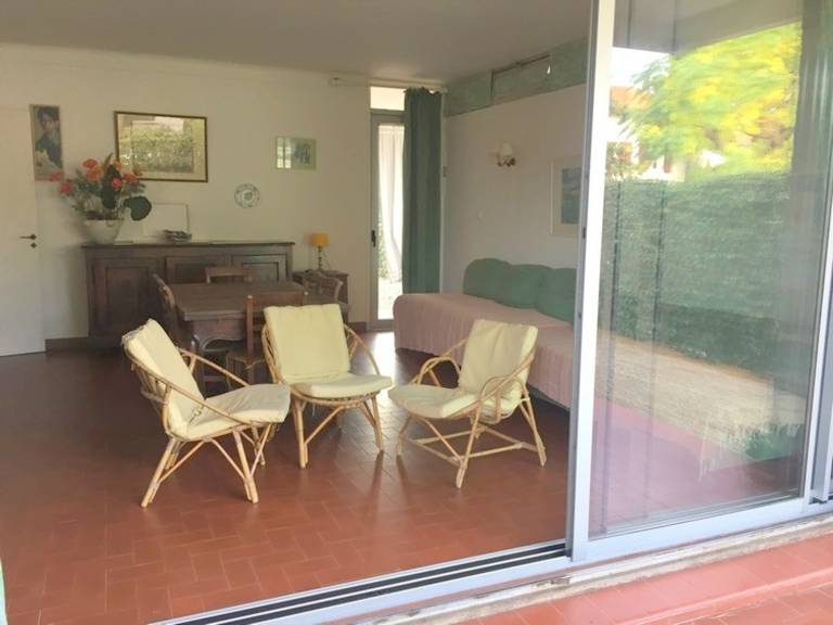 Apartment with yard — photo 5