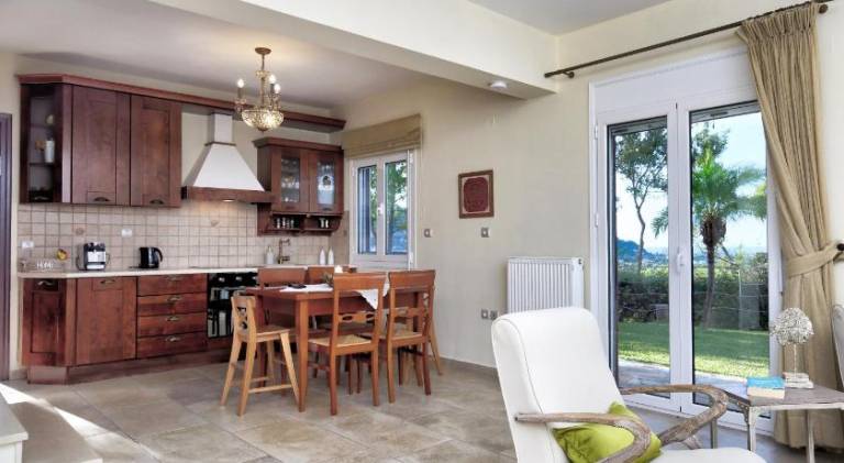 Villa with patio, barbeque & yard — photo 4