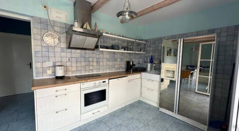 Holiday apartment with terrace, barbeque & yard — photo 3
