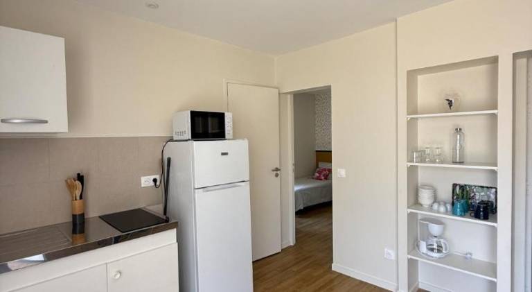 Apartment with yard, BBQ & pool | Pets are welcome — photo 4