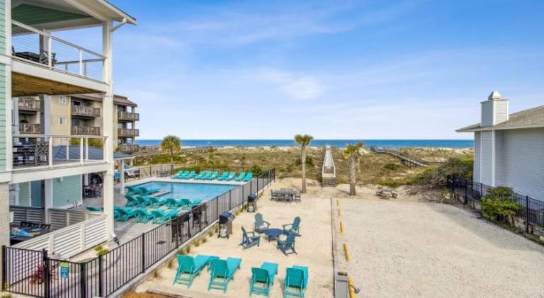 Turtle Loft - Charming Oceanfront Loft - Multiple Decks - Private Beach Access — photo 3
