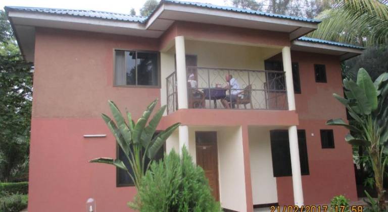 Lodge with terrace, pool & barbecue — photo 4