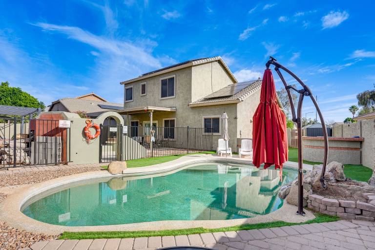Heated Pool, Pets Welcome: Surprise Snowbird Haven — photo 2