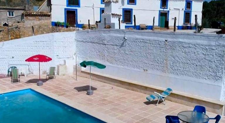 Vacation home with pool — photo 2