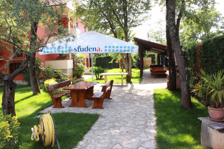 Apartment with pool, garden & patio — photo 5