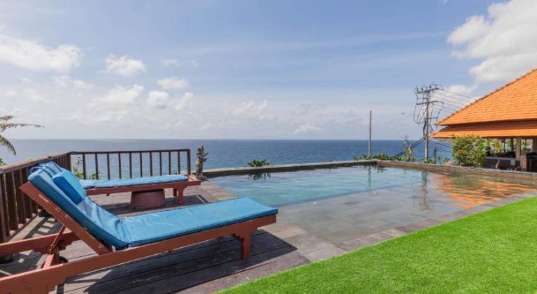 Serviced apartment with pool, yard & patio — photo 2