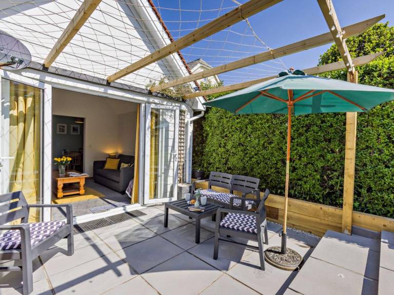 Fully equipped beautiful cottage with yard & grill | Pet-friendly in Bude