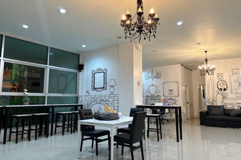 Cozy Twin Escape Light Filled Bangkok Hideaway