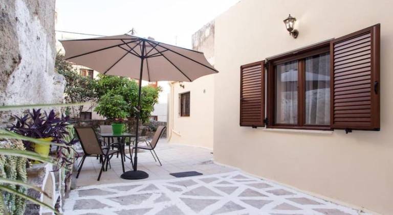 Vacation home with patio & yard in Chania