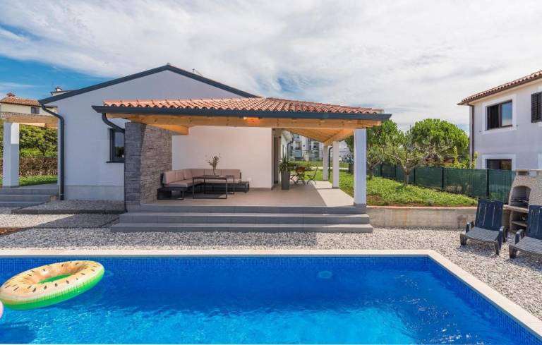 Villa with garden, grill & private pool — photo 2