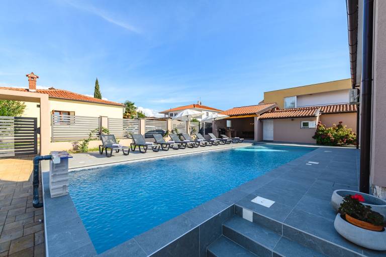 House with yard, private pool & terrace — photo 3