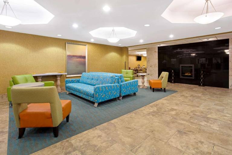 La Quinta Inn & Suites by Wyndham Dickinson — photo 2