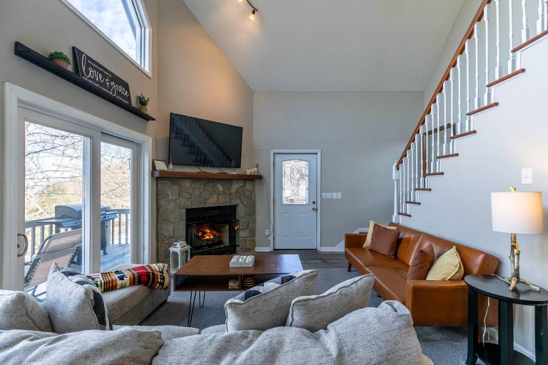 Sky High Chalet - Blowing Rock home with hot tub, pool table, bunk room, and fire pit — photo 4