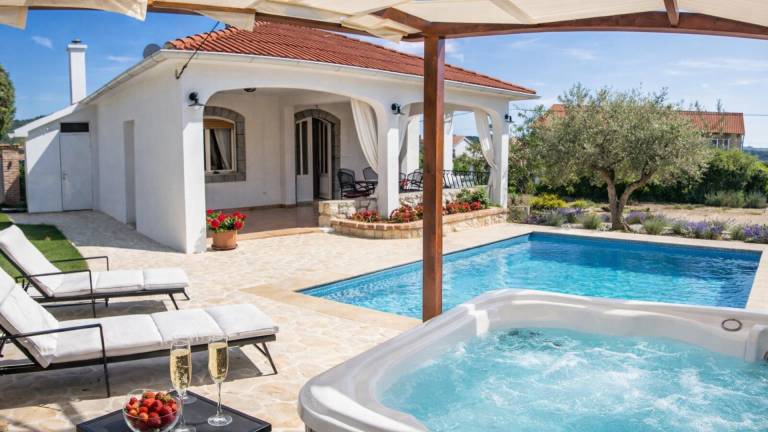 Villa with yard, BBQ & jacuzzi | Pet-friendly in Rab