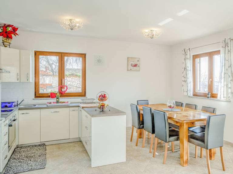 Fully equipped holiday apartment with barbeque, pool & yard | Pet-friendly — photo 3