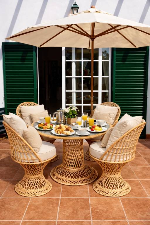 House with grill, pool & patio | Garden view — photo 4
