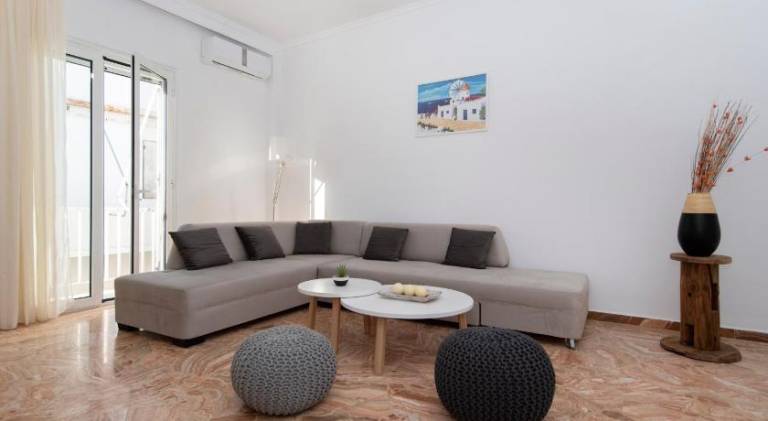Lovely holiday apartment with patio | Close to the beach | Pet-friendly in Paros