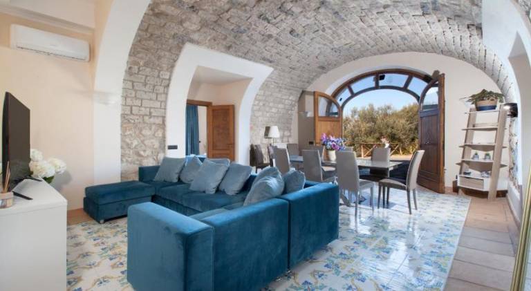 Villa with jacuzzi & pool — photo 3