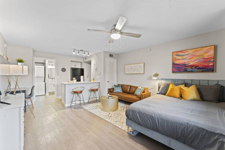 Comfy studio close to Downtown and Domain