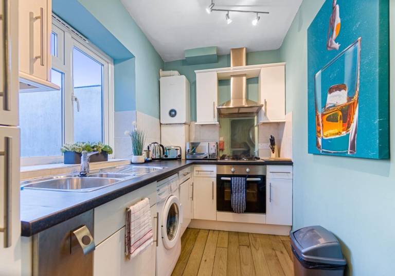 Rental apartment with patio | Next to Brighton Palace Pier | Close to the beach | Pets are welcome — photo 4