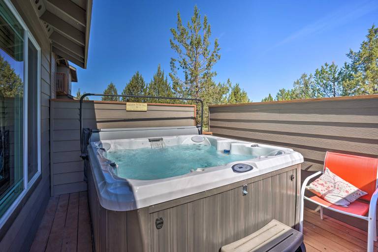 Pet-Friendly Townhome w/ Hot Tub in Redmond! — photo 2