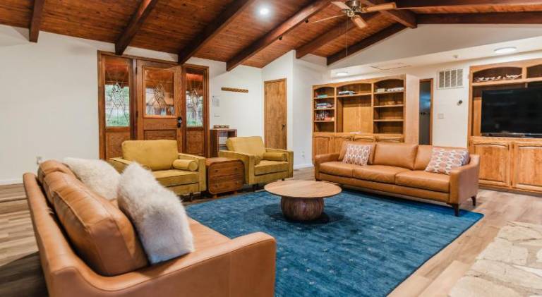 Vacation home with hot tub — photo 4