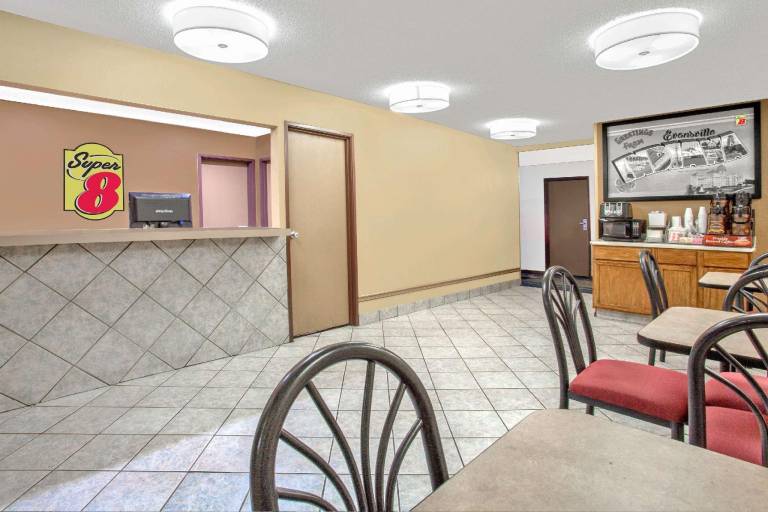 Super 8 By Wyndham Evansville East — photo 4