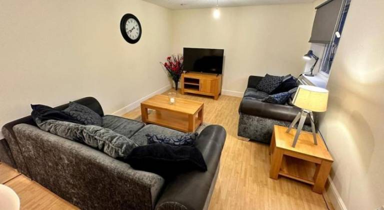 17 FWC 2 Bedroom Apartment, Central Swindon, Secure Parking, Sleeps 5 — photo 2