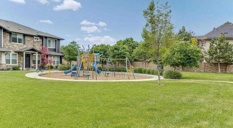 House with pool — photo 4