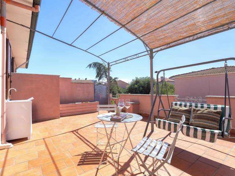 Rental apartment with patio — photo 2