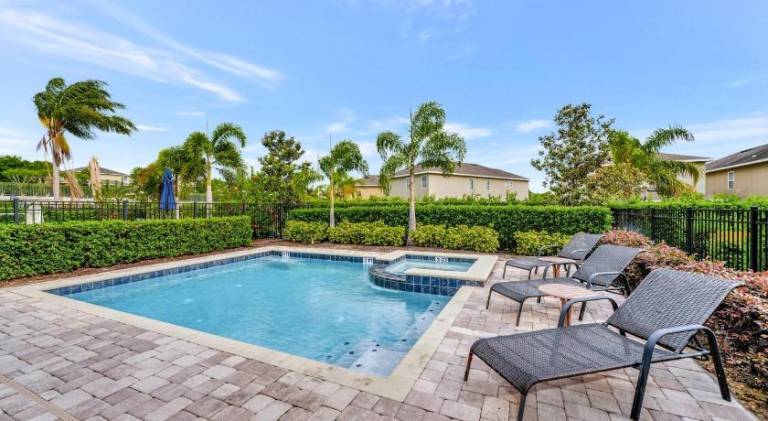 Vacation home with pool — photo 5