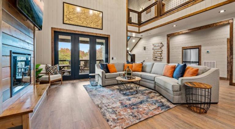 House with pool & hot tub | Pets allowed — photo 3