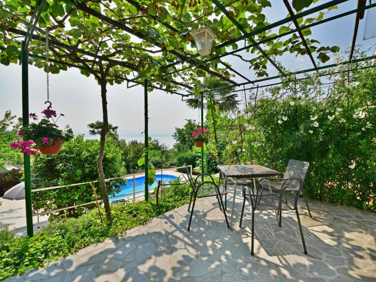 Pleasant rental apartment with hot tub, BBQ & yard | Pets are welcome — photo 3