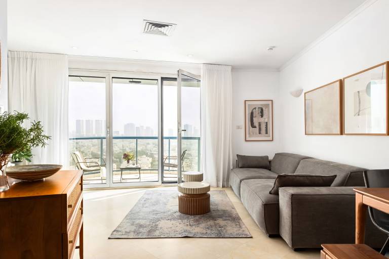 Stylish Apt w Skyline View Balcony By Sea N Rent