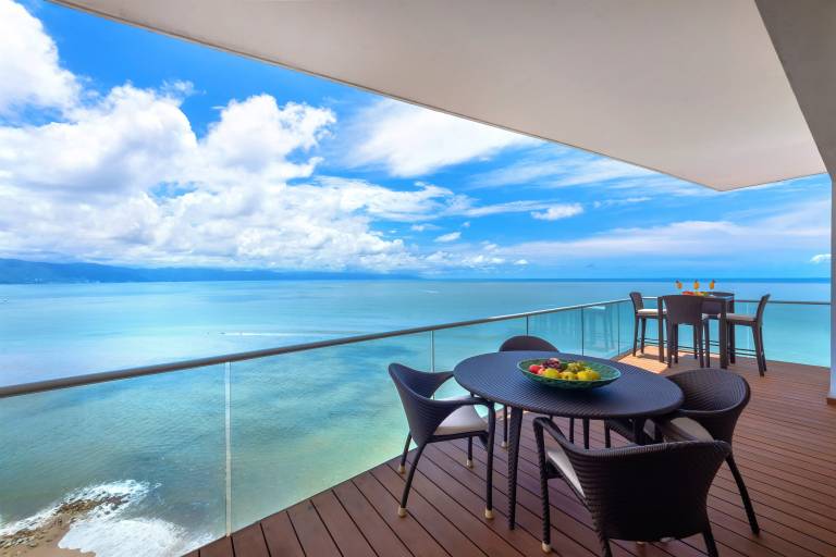 Luxe 4BR Oceanfront Condo w Panoramic Views Pool