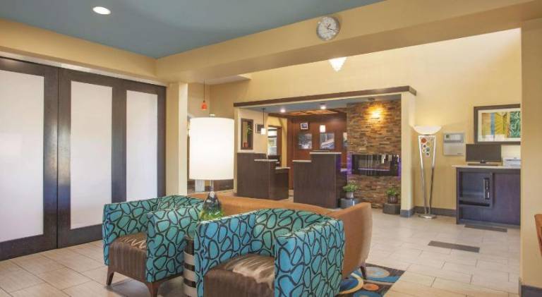 La Quinta Inn & Suites by Wyndham Elizabethtown — photo 4
