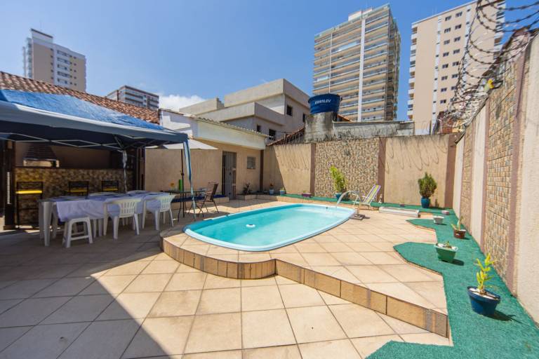 Casa com Piscina a 600m da Praia da Guilhermina