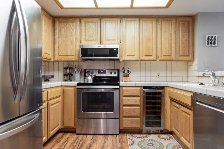 Condo with BBQ, sauna & pool | Mountain view — photo 3