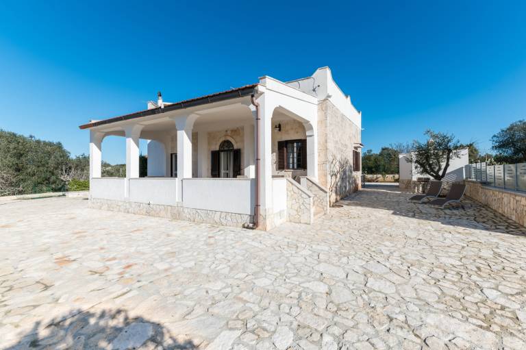 Villa with barbecue, patio & yard — photo 3