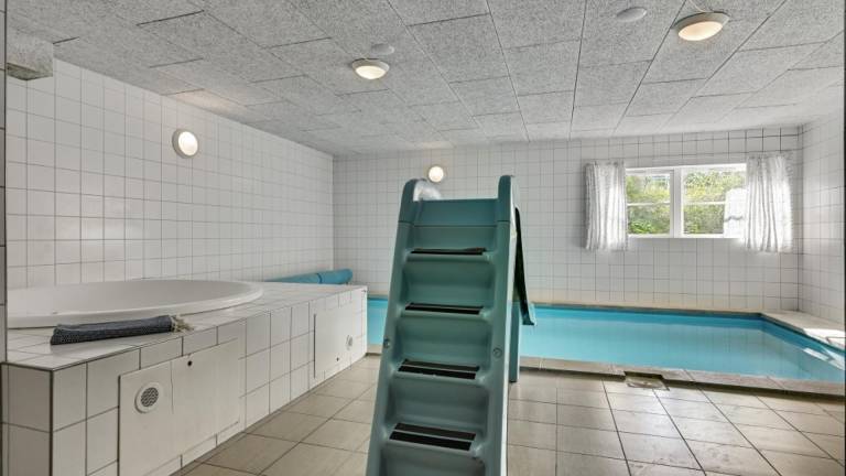 Child-friendly vacation home with garden, patio & private pool | Pets allowed — photo 3
