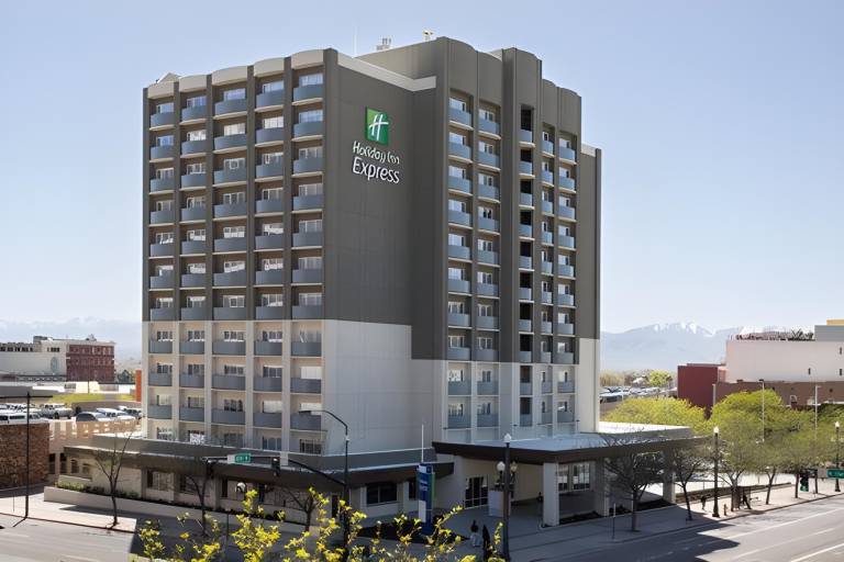 Holiday Inn Express and Suites Redding By IHG — photo 2