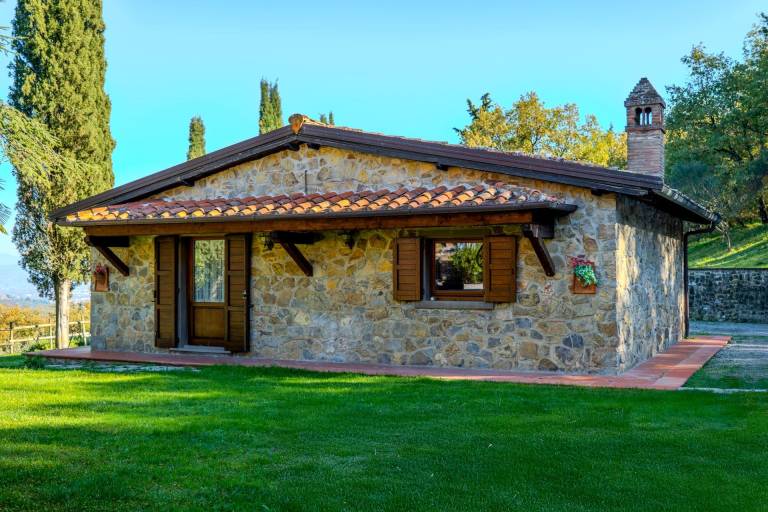 Villa with private pool, barbeque & yard — photo 4