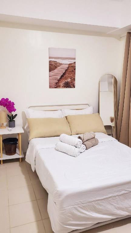 Holiday apartment with pool & yard in Makati