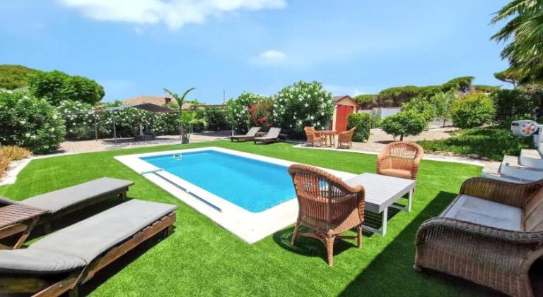 Villa with terrace, garden & BBQ in Chiclana de la Frontera